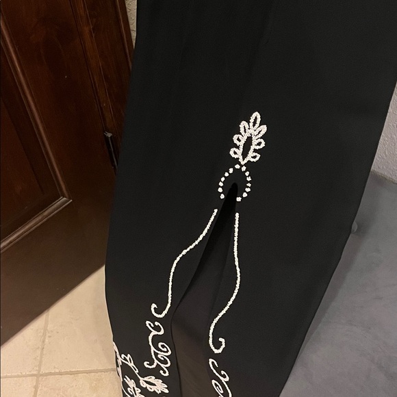 Cynthia Rowley Elegant Black Dress with White Embroidery - Picture 11 of 12